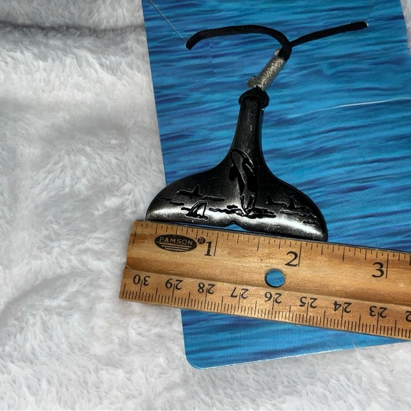 COPY - SEAWORLD WHALE TAIL NECKLACE WITH CORD BRAND NEW - Picture 5 of 15